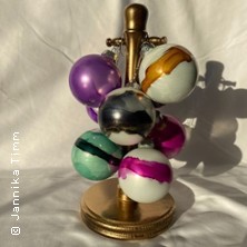 Kreativworkshop Weihnachtskugeln - Alcohol in Christbaumschmuck gestalten
