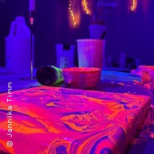 Neon Pouring im Schwarzlicht
