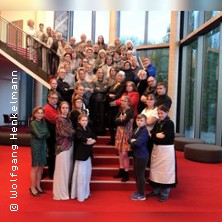 Bitte recht freundlich | Ost-West-Familienfest mit Gesang, Gift & Galle