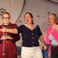 Mann &uuml;ber Bord | Theater Native C - Kleine Kom&ouml;die Cottbus - Innenhof