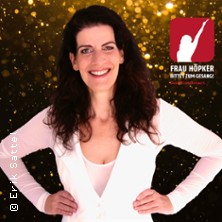 Frau H&ouml;pker bittet zum Gesang